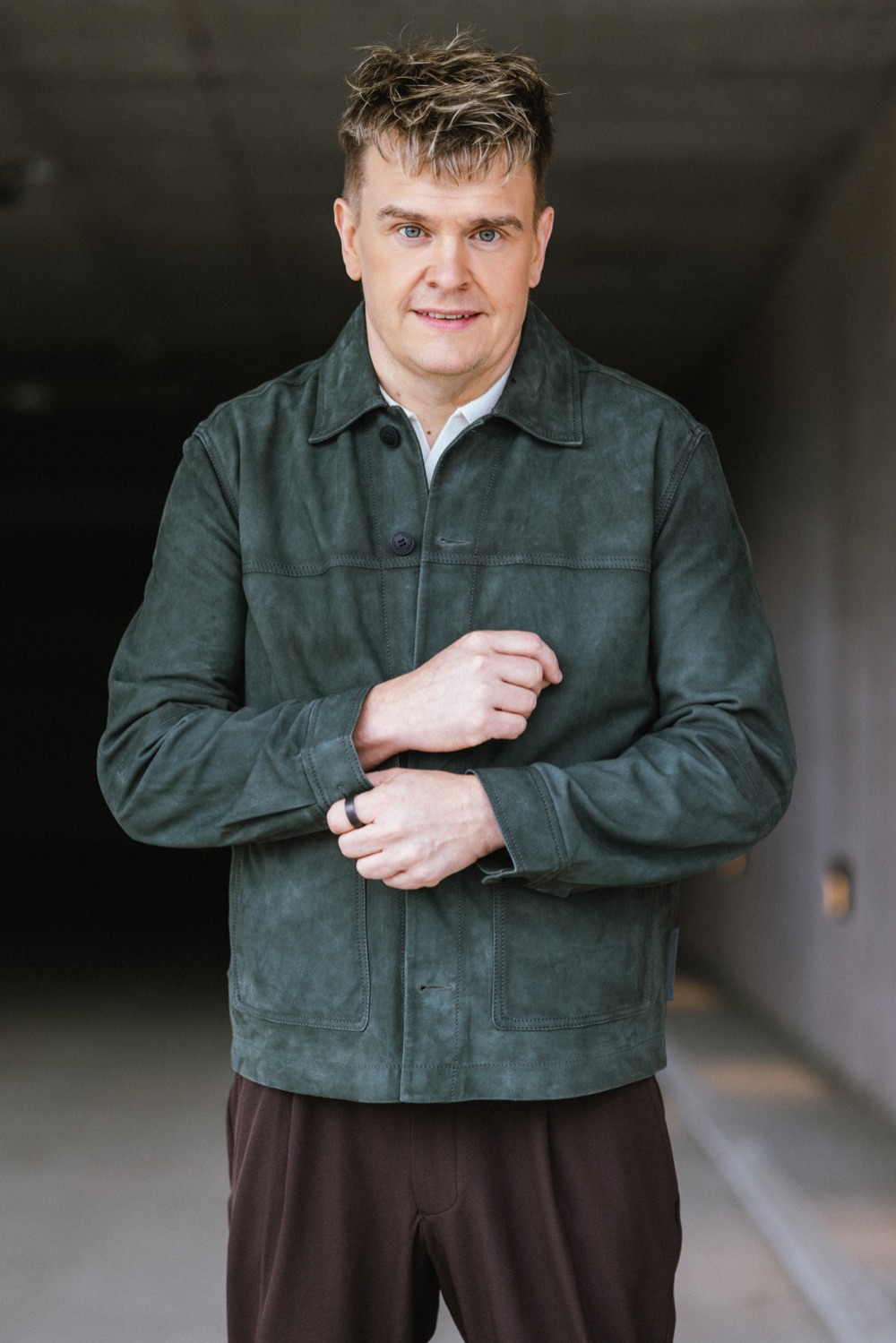 JP Pirinen vihreässä takissa, katse kameraan